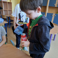  Każdego tygodnia uczniowie poznają inne dziedziny życia z danego okresu -lata 60-te