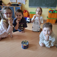  Każdego tygodnia uczniowie poznają inne dziedziny życia z danego okresu -lata 60-te