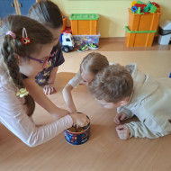  Każdego tygodnia uczniowie poznają inne dziedziny życia z danego okresu -lata 60-te