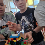  Każdego tygodnia uczniowie poznają inne dziedziny życia z danego okresu -lata 60-te