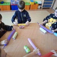  Każdego tygodnia uczniowie poznają inne dziedziny życia z danego okresu -lata 60-te