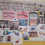  Każdego tygodnia uczniowie poznają inne dziedziny życia z danego okresu -lata 60-te