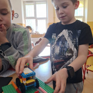  Każdego tygodnia uczniowie poznają inne dziedziny życia z danego okresu -lata 60-te