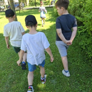 Zajęcia ekologiczne - wykonujemy i ustawiamy poidełka dla owadów.