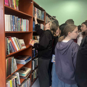 uczniowie oglądają książki