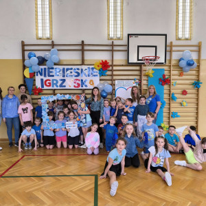 Grupa dzieci wraz z nauczycielkami uśmiechają się do zdjęcia