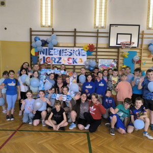 Grupa dzieci wraz z nauczycielkami uśmiechają się do zdjęcia