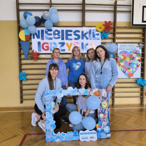 Nauczycielki z foto-ramką uśmiechają się do zdjęcia