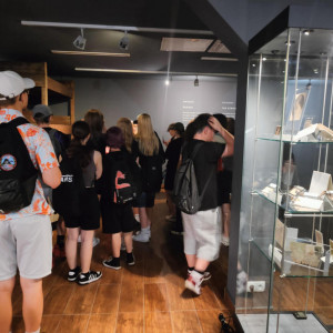 Uczniowie zwiedzają muzeum.