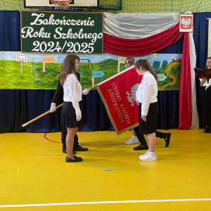 Przekazanie sztandaru uczniom klas siódmych.