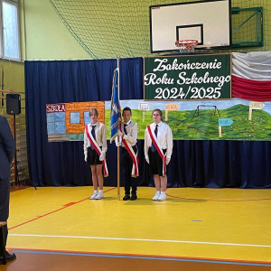 Nowy poczet prezentuje sztandar szkoły.