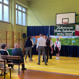 Wręczenie dyplomu wzorowemu uczniowi i listu gratulacyjnego dla rodziców.