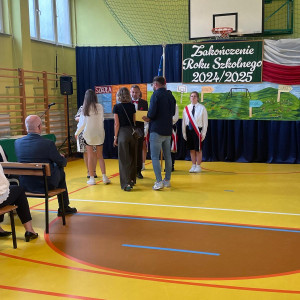 Wręczenie dyplomu wzorowemu uczniowi i listu gratulacyjnego dla rodziców.