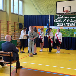 Wręczenie dyplomu wzorowemu uczniowi i listu gratulacyjnego rodzicom.