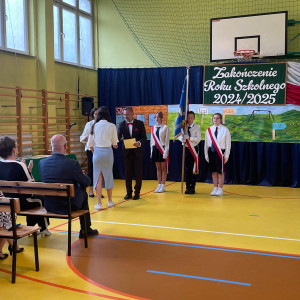 Wręczenie dyplomu wzorowemu uczniowi i listu gratulacyjnego rodzicom.