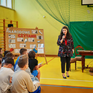 Pani dyrektor przemawia do uczniów zgromadzonych w sali gimnastycznej.