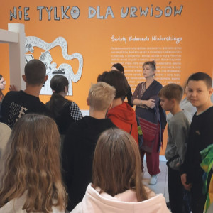Uczniowie na wystawie poświęconej Edmundowi Niziurskiemu.