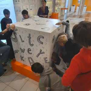 Uczniowie zaglądają do środka magicznego sześcianu.