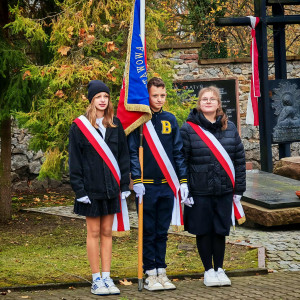 Poczet sztandarowy Szkoły Podstawowej nr 5 na obchodach rocznicy śmierci Stefana Artwińskiego na Cmentarzu Partyzanckim.