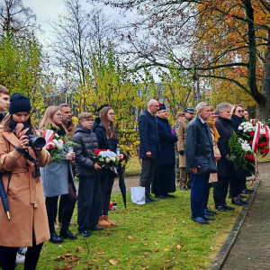 Uczniowie, przedstawiciele władz, mieszkańcy miasta stoją na Cemntarzu Partyzanckim podczas uroczystości upamiętniającej Stefana Artwińskiego.