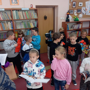 Uczniowie na pasowaniu na czytelnika