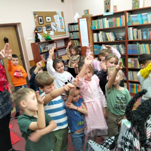 Uczniowie na pasowaniu na czytelnika