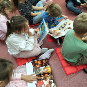 Uczniowie na pasowaniu na czytelnika