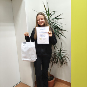 Uczestniczka konkursu plastycznego z nagrodą.