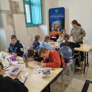 Uczniowie wykonują prace plastyczne w czasie warsztatów.