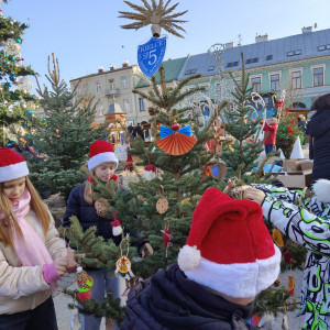 Uczniowie podczas dekorowania choinki