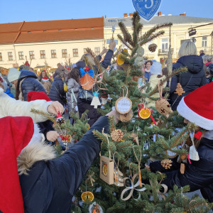 Uczniowie podczas dekorowania choinki