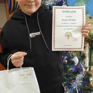 Kacper z dyplomem i nagrodą.