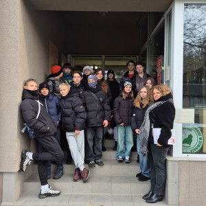 Uczniowie przed schroniskiem dla zwierząt w Dyminach.