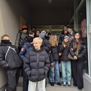 Uczniowie przed schroniskiem dla zwierząt w Dyminach.