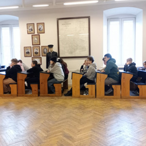 Uczniowie podczas warsztatów w muzeum.