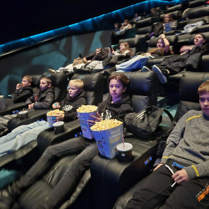 Uczniowie na sali kinowej,