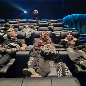 Uczniowie podczas seansu w sali dream.