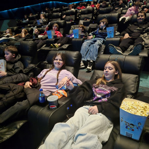 Uczniowie podczas seansu w sali dream.