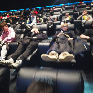 Uczniowie podczas seansu w sali dream.