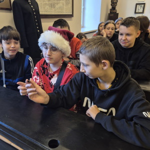 Uczniowie podczas warsztatów w muzeum.