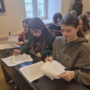 Uczniowie podczas warsztatów w muzeum.