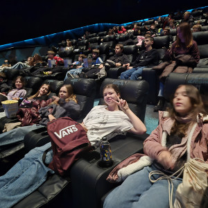 Uczniowie podczas seansu w sali dream.