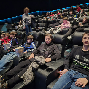 Uczniowie podczas seansu w sali dream.