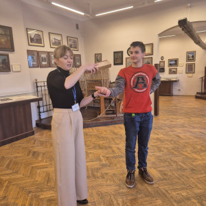 Uczniowie podczas warsztatów w muzeum.