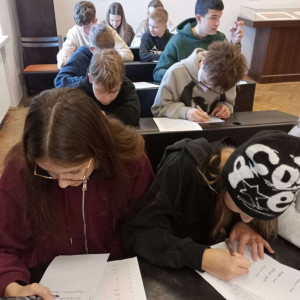 Uczniowie podczas warsztatów w muzeum.