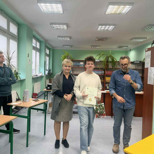 Finalista konkursu z nauczycielką matematyki i panem dyrektorem.