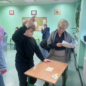 Uczniowie podczas rozwiązywania zadań konkursowych.