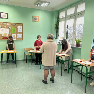 Uczniowie podczas rozwiązywania zadań konkursowych.