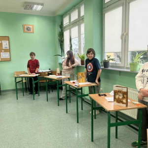 Uczniowie podczas rozwiązywania zadań konkursowych.