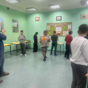 Uczniowie podczas rozwiązywania zadań konkursowych.